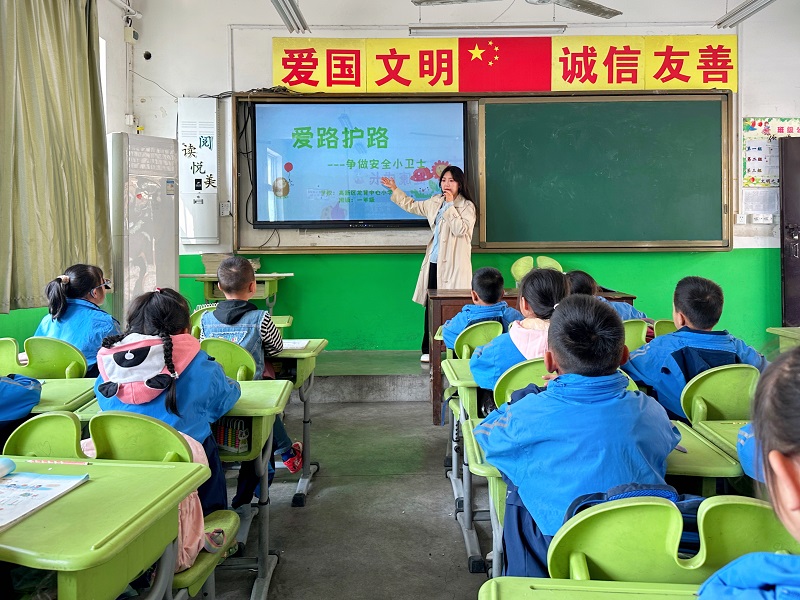 渭南高新区龙背中心小学开展高铁安全宣传教育活动