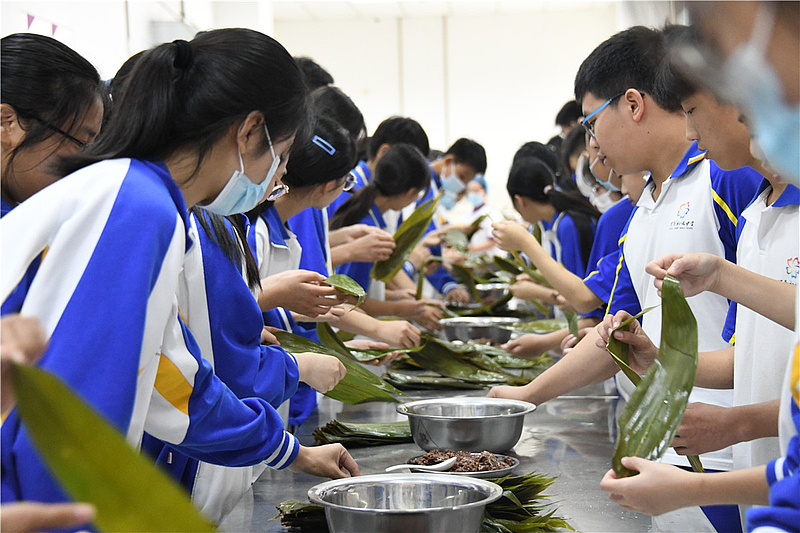 浓情端午 关爱老人——渭南初级中学端午节包粽子送粽子志愿服务活动