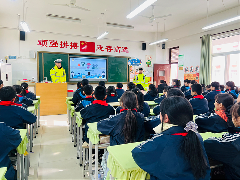 渭南高新小学：交警进校园  安全驻心间——渭南高新区高新小学开展交通安全宣讲活动纪实