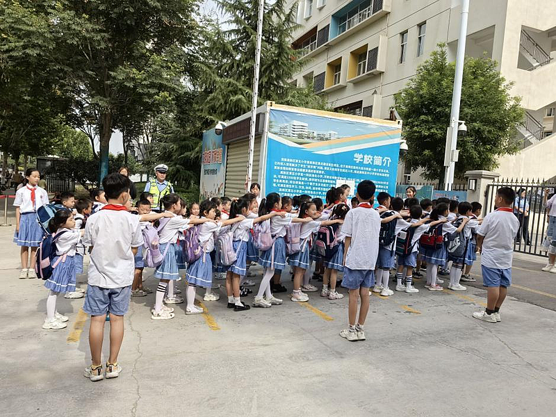 渭南高新区第五小学开展护学岗示范演练活动